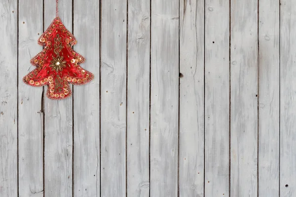闪闪发光的圣诞树天鹅绒装饰品上风化的木制背景 — 图库照片