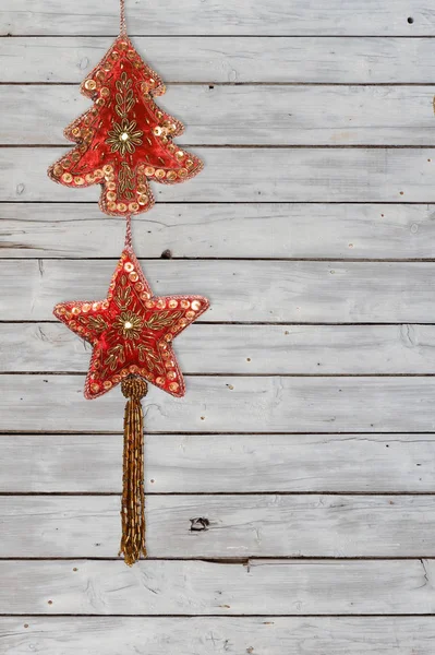 Stringa di decorazione con albero di Natale e ornamenti di velluto stella di Natale — Foto Stock