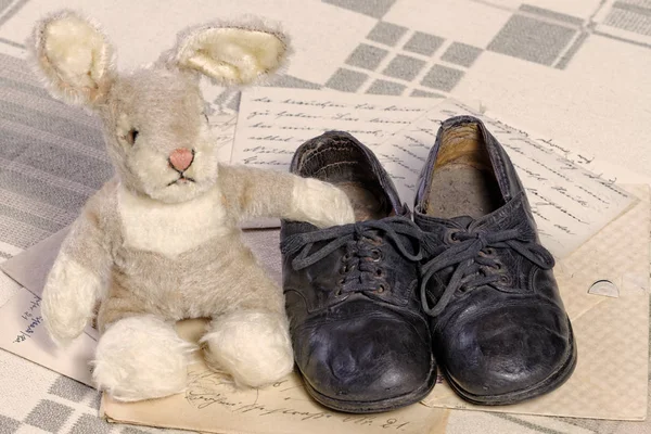 Remembrance of Childhood Concept: Vintage Toy Bunny and Children's Shoes — Stock Photo, Image