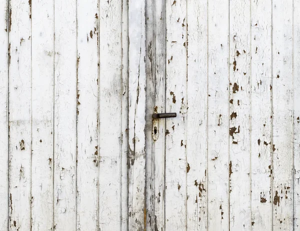 Porte de grange vintage avec peinture brillante blanche exfoliante — Photo