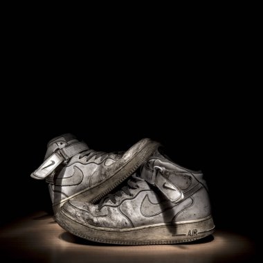 Pavia, İtalya - 28 Ağustos 2016: Vintage de aşınmış beyaz Nike Air Force One ayakkabı çifti. Lightpainting teknik - açıklayıcı yazı işleri ile stüdyoda çekilmiş