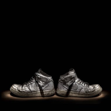 Pavia, İtalya - 28 Ağustos 2016: Vintage de aşınmış beyaz Nike Air Force One ayakkabı çifti. Lightpainting teknik - açıklayıcı yazı işleri ile stüdyoda çekilmiş