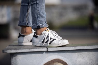 Milan, İtalya - 28 Eylül 2017: Adidas Superstar ayakkabı sokakta - açıklayıcı yazı işleri
