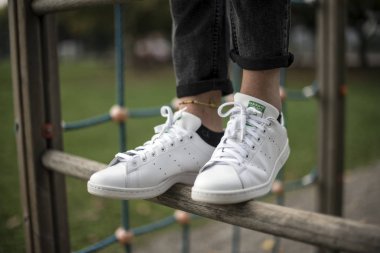 Milan, İtalya - 4 Ekim 2017: Adidas Stan Smith ayakkabı sokakta - açıklayıcı yazı işleri