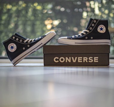 Pavia, İtalya - 18 Haziran 2019: Brand New Converse Chuck Taylor ayakkabı stüdyosu portresi