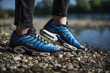 Pavia, İtalya - 21 Mayıs 2019: Nike Air Max Tn Hyperblue ayakkabı giyen genç adam dışında - açıklayıcı editoryal
