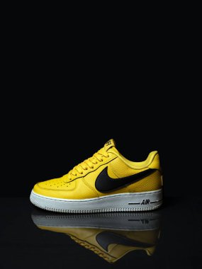 Pavia, İtalya - 22 Haziran 2019: Nike Air Force One '07 ayakkabı stüdyosu portresi siyah zemin üzerinde yansıması ile