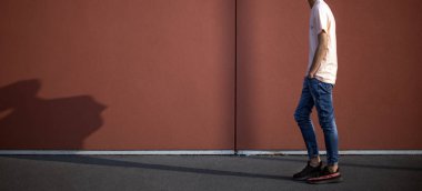 Milan, İtalya - 13 Ekim 2018: Bir çift Adidas Yeezy 350 giyen adam