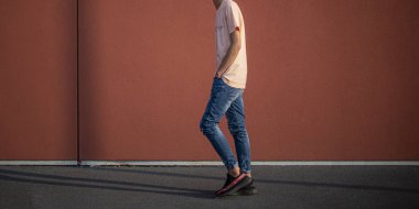 Milan, İtalya - 13 Ekim 2018: Bir çift Adidas Yeezy 350 giyen adam