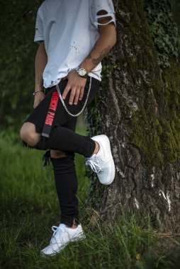Milan, İtalya - 3 Haziran 2019: Bir çift Nike Air Force giyen genç adam