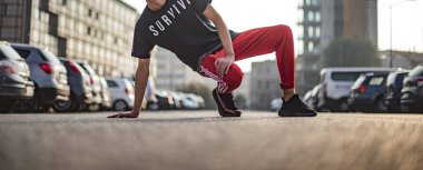 Milan, İtalya - 13 Ekim 2018: Otoparkta bir çift Adidas Yeezy 350 giyen adam