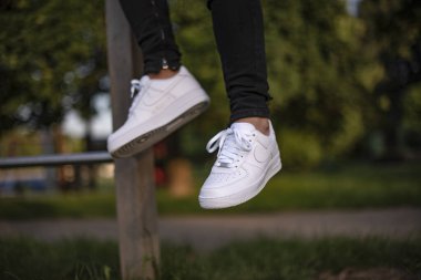 Milan, İtalya - 3 Haziran 2019: Bir çift Nike Air Force giyen genç adam