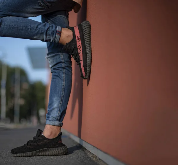 Milão Itália Outubro 2018 Homem Vestindo Par Adidas Yeezy 350 — Fotografia de Stock