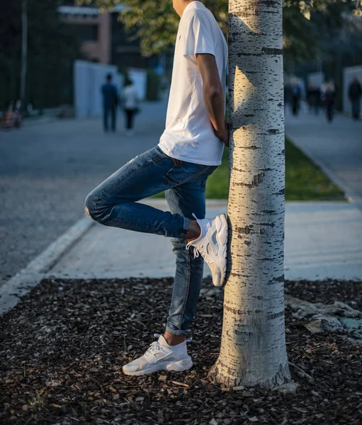 Milán Italia Octubre 2018 Adolescente Con Par Nike Huarache Blanco — Foto de Stock