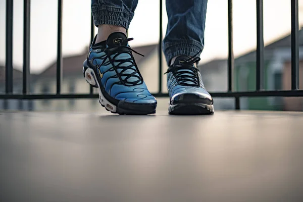 Milan Italia Desember 2018 Pemuda Yang Mengenakan Nike Air Max — Stok Foto