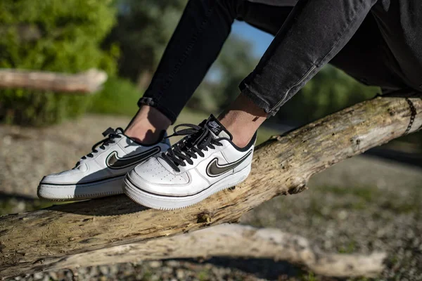 Pavia イタリア 2019年5月21日 Nike Air Force One Lv8を履いた若い男が外で靴 イラスト編集 — ストック写真