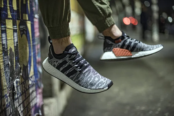 Milan Italie Février 2018 Homme Portant Une Paire Adidas Nmd — Photo