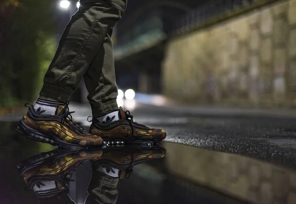 ミラノ イタリア 2018年11月24日 ナイキエアマックス97迷彩靴を路上で身に着けている男 イラスト編集 — ストック写真