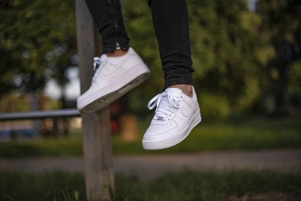 Milán Italia Junio 2019 Joven Con Par Nike Air Force —  Fotos de Stock