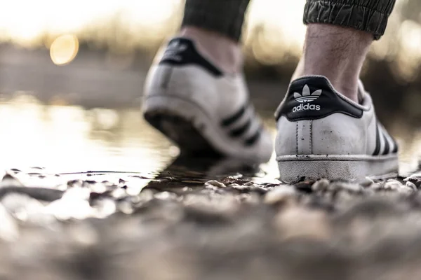 Pavia Itálie Listopadu 2019 Mladík Starých Botách Adidas Superstar Říční — Stock fotografie