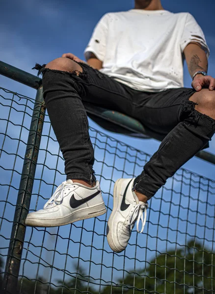Μιλάνο Ιταλία Ιουνίου 2019 Νεαρός Άνδρας Ένα Ζευγάρι Nike Air — Φωτογραφία Αρχείου