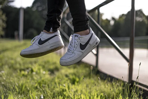 Milaan Italië Juni 2019 Jonge Man Met Een Paar Nike — Stockfoto