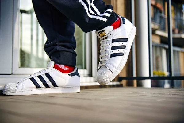 Pavia Itália Janeiro 2020 Jovem Usando Adidas Superstar Varanda Editorial — Fotografia de Stock