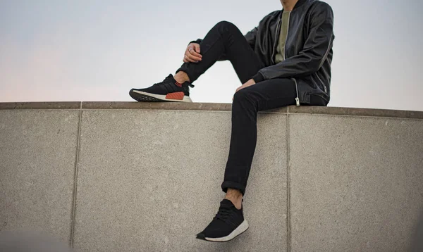 Milão Itália Novembro 2017 Jovem Usando Sapatos Adidas Nmd Rua — Fotografia de Stock