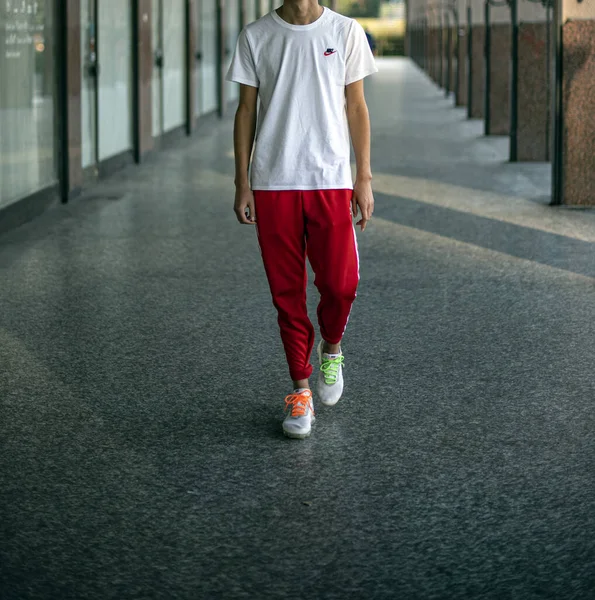 Milano Italien Oktober 2018 Tonåring Bär Ett Par Vita Nike — Stockfoto
