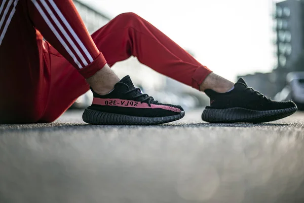 Mediolan Włochy Października 2018 Nastolatek Noszący Ulicy Parę Adidas Yeezy — Zdjęcie stockowe