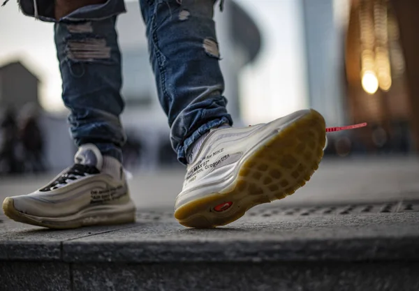 意大利米兰 2018年12月27日 年轻男子穿着一双Nike Air Max 97越野鞋在街上 说明性社论 — 图库照片