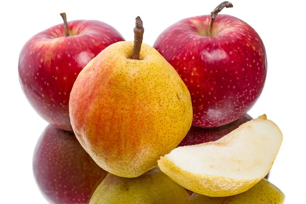 Яблоки и груши на белом — стоковое фото