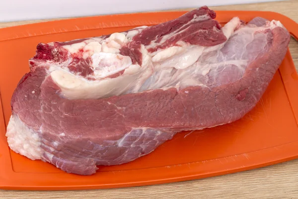 Köttbit på en kök ombord — Stockfoto
