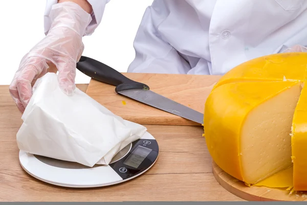 Vendido pesando un trozo de queso — Foto de Stock