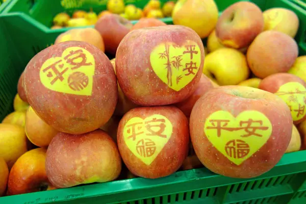 Japanese apples with hieroglyphs — Stock Photo, Image