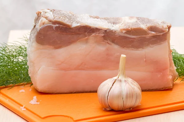 Velký kus solené slaniny a česnek — Stock fotografie