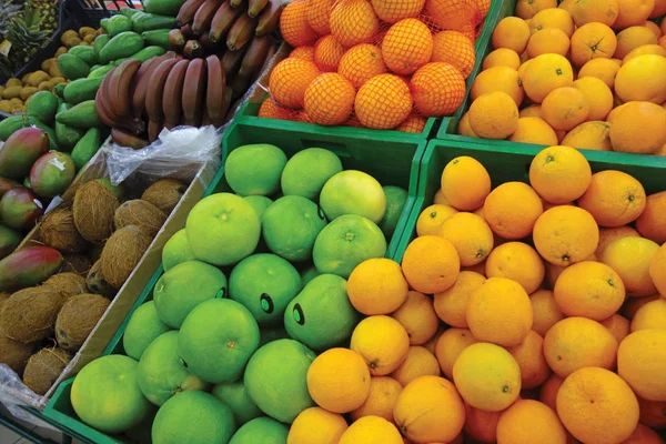 Frutas tropicales en un mostrador —  Fotos de Stock
