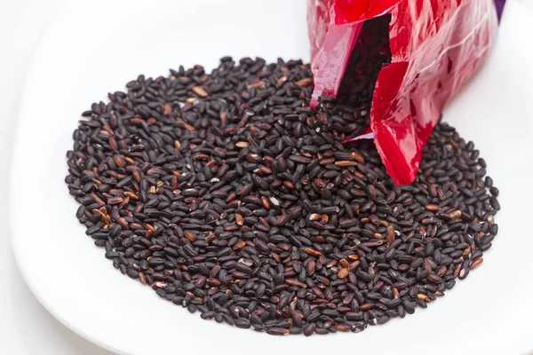 Černá rýže z červeného balíčku — Stock fotografie