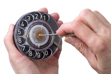 Çevirici ve el tornavida ile