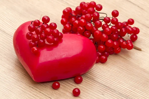 Röd viburnum och abstrakt hjärta — Stockfoto