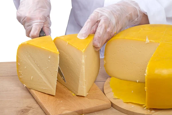 Vrouw snijden hoofd kaas — Stockfoto