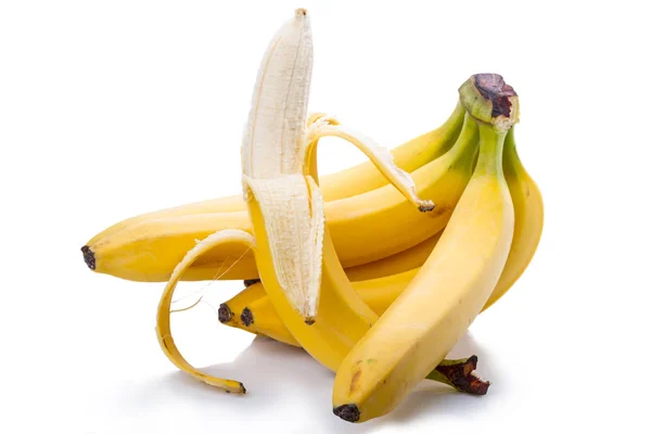 Gäng mogna bananer på vit — Stockfoto