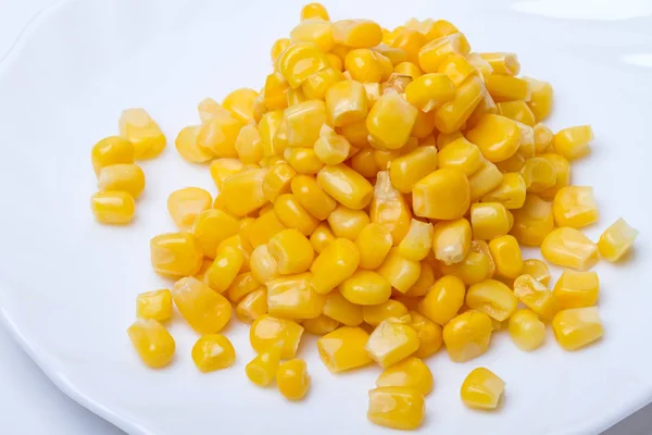 Ingeblikte maïs op plaat — Stockfoto