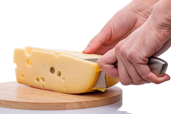 Snijden kaas maasdam op snijplank — Stockfoto