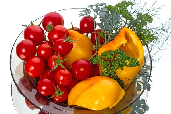 Pomidory cherry i warzywa na talerzu — Zdjęcie stockowe