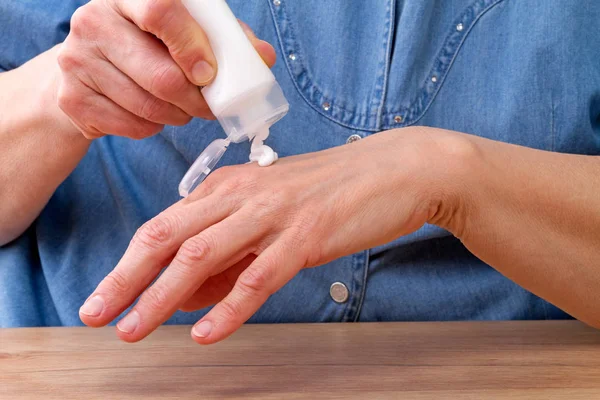 Cream female hands — Stock Photo, Image