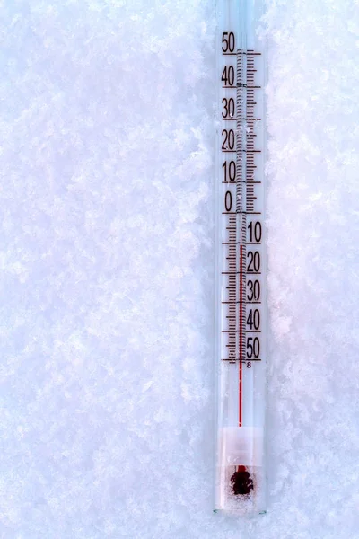Termometr rtęciowy na śniegu — Zdjęcie stockowe