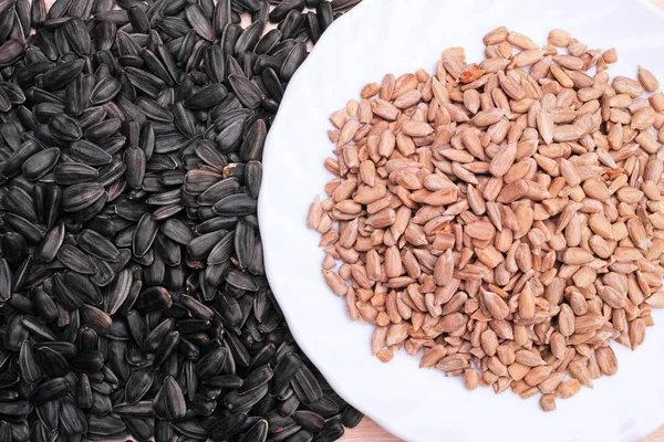 Sunflower seeds and refined grains — Stock Photo, Image