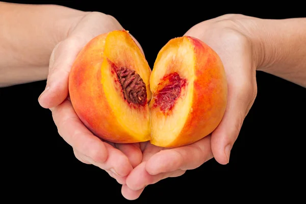 Hälften von reifen Pfirsichen in den Handflächen — Stockfoto