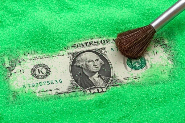 Un dollaro nella sabbia verde — Foto Stock